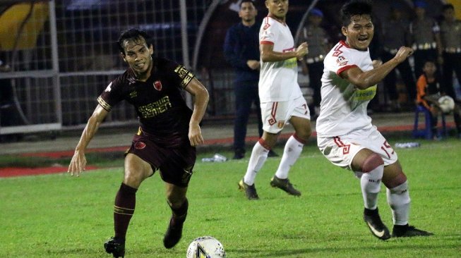 Pesepakbola bola PSM Makassar Rasyid Bakri (kiri) berusaha melewati pesepakbola Perseru Badak Lampung FC M Zainal Haq (kanan) dan Jepri Kurniawan (tengah) dalam lanjutan Liga 1 2019 di Stadion Andi Mattalatta, Makassar, Sulawesi Selatan, Jumat (24/5/2019) malam. Tuan rumah PSM Makassar kalahkan Perseru Badak Lampung FC dengan skor 4-0 (3-0). ANTARA FOTO/Abriawan Abhe