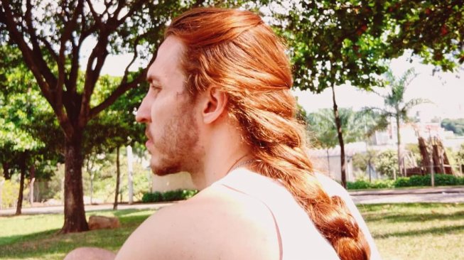 Bagai Rapunzel Model Ganteng Ini Miliki Rambut Panjang 