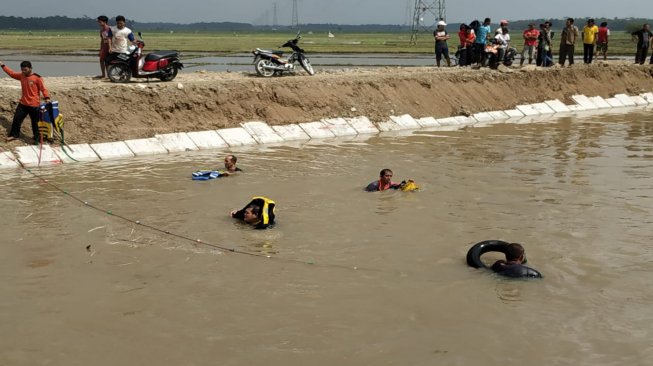 Motor Tergelincir ke Saluran Irigasi, Parsini Terseret Arus 3 Kilometer