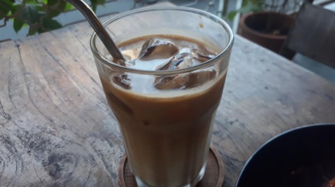 Es kopi di Warung Fotkop. (Suara.com/Dinda Rachmawati)