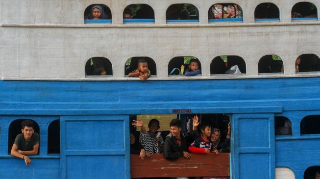 Sejumlah penumpang KM Jelatik Ekspres yang hendak berangkat di Pelabuhan Sei Duku Pekanbaru, Riau, Kamis (233/5). [ANTARA FOTO/Rony Muharrman]