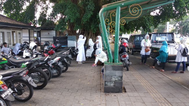 Sebelum Aksi Kedaulatan Rakyat, Massa Salat di Masjid Gedhe Kauman