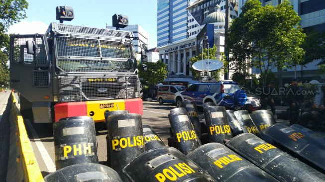 Polisi berjaga di depan Gedung MK. (Suara.com/Tyo)