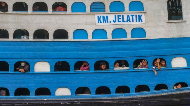 Sejumlah penumpang KM Jelatik Ekspres yang hendak berangkat di Pelabuhan Sei Duku Pekanbaru, Riau, Kamis (233/5). [ANTARA FOTO/Rony Muharrman]