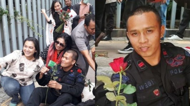 Seyum Bahagia Anggota Polisi Saat Diberi Bunga di Depan Bawaslu