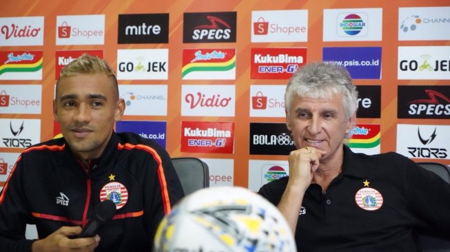 Pelatih Persija Jakarta Ivan Kolev (kanan) dan Playmaker Persija Bruno Matos (kiri) dalam jumpa pers jelang pertandingan PSIS Semarang vs Persija Jakarta, Sabtu (25/5/2019). [Dok. Media Persija]