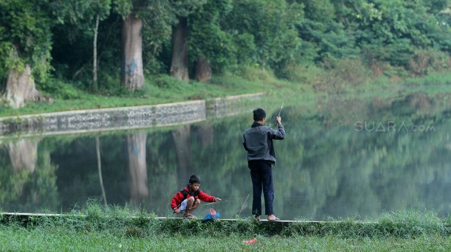 Wisatawan menikmati pemandangan Situ Gunung yang berada di Cisaat, Kabupaten Sukabumi, Jawa Barat, Sabtu (25/5). [Suara.com/Arief Hermawan P]