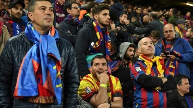 Wujud kekecewaan fans Barcelona usai klub kesayangannya itu gagal lolos ke final Liga Champions. (OLI SCARFF / AFP)