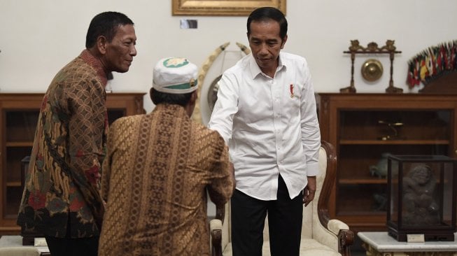 Presiden Joko Widodo menerima pedagang kaki lima yang menjadi korban penjarahan saat aksi 22 Mei, Abdul dan Ismail, di Istana Merdeka, Jakarta, Jumat (24/5). [ANTARA FOTO/Puspa Perwitasari]