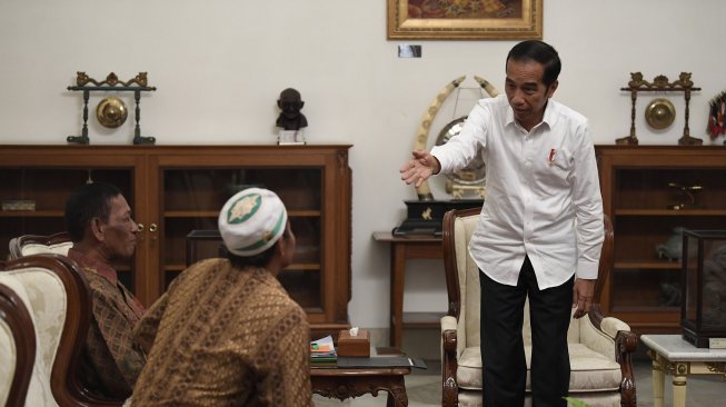 Presiden Joko Widodo menerima pedagang kaki lima yang menjadi korban penjarahan saat aksi 22 Mei, Abdul dan Ismail, di Istana Merdeka, Jakarta, Jumat (24/5). [ANTARA FOTO/Puspa Perwitasari]