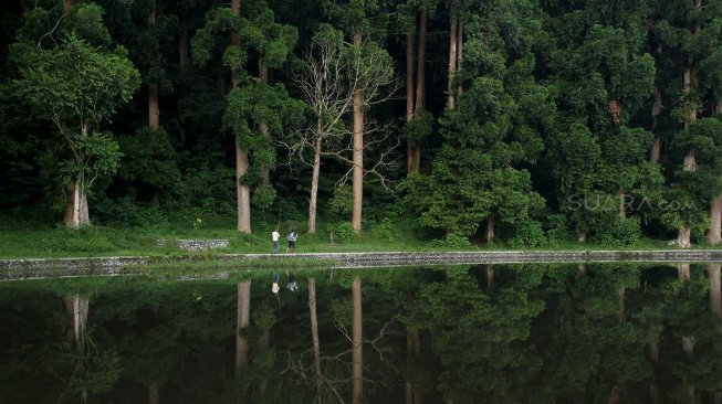 Wisatawan menikmati pemandangan Situ Gunung yang berada di Cisaat, Kabupaten Sukabumi, Jawa Barat, Sabtu (25/5). [Suara.com/Arief Hermawan P]
