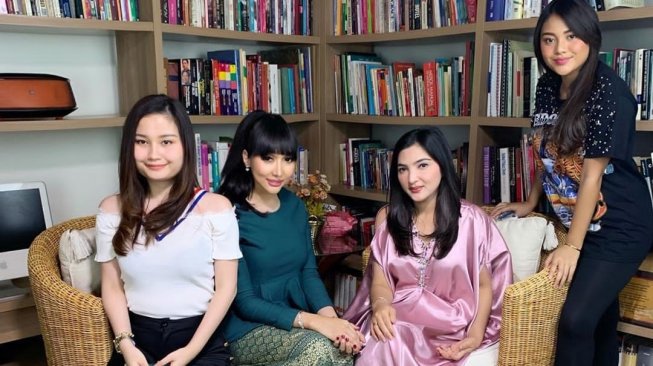 Lucinta Luna saat berkunjung ke rumah Ashanty dan Aurel. [Instagram]