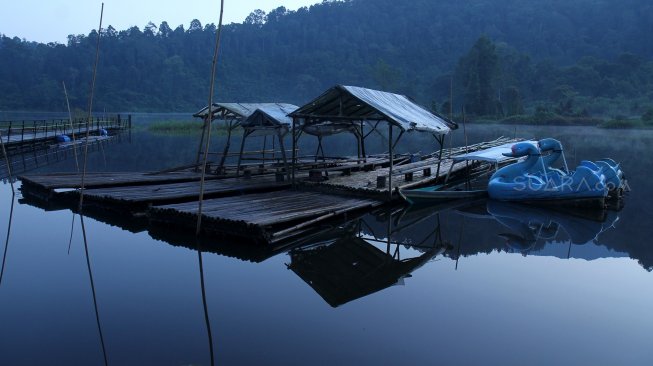 Wisatawan menikmati pemandangan Situ Gunung yang berada di Cisaat, Kabupaten Sukabumi, Jawa Barat, Sabtu (25/5). [Suara.com/Arief Hermawan P]
