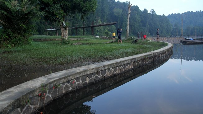 Wisatawan menikmati pemandangan Situ Gunung yang berada di Cisaat, Kabupaten Sukabumi, Jawa Barat, Sabtu (25/5). [Suara.com/Arief Hermawan P]

