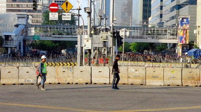 Suasana di depan Gedung Bawaslu di Jalan MH Thamrin, Jakarta, Sabtu (25/5). [Suara.com/Oke Atmaja]
