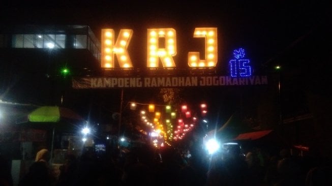 Berbuka puasa di Masjid Jogokariyan. (Suara.com/Rahmat Ali)