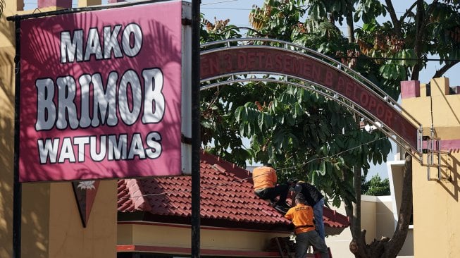 Sejumlah personel INAFIS Polres Banyumas melakukan olah TKP usai terjadi penembakan pos jaga di Mako Brimob Kompi 3 Batalyon B Purwokerto, Banyumas, Jateng, Sabtu (25/5). [ANTARA FOTO/Idhad Zakaria]