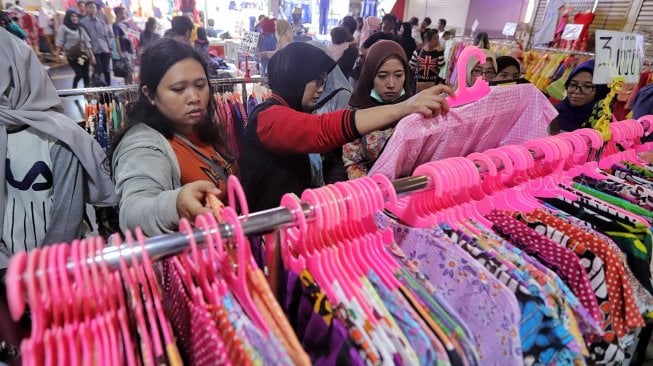 Pengunjung saat berbelanja pakaian di Blok A Pasar Tanah Abang, Jakarta, Minggu (26/5). [Suara.com/Muhaimin A Untung]