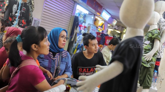 Pengunjung saat berbelanja pakaian di Blok A Pasar Tanah Abang, Jakarta, Minggu (26/5). [Suara.com/Muhaimin A Untung]