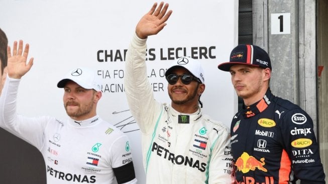 Pebalap Mercedes, Lewis Hamilton (tengah), meraih pole position pada kualifikasi F1 GP Monaco di Sirkuit Jalan Raya Monte Carlo, Sabtu (25/5/2019). Diikuti kemudian oleh rekan setimnya, Valtteri Bottas (kiri), dan pebalap Red Bull, Max Verstappen. [AFP/Boris Horvat]