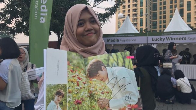 Salah satu penggemar EXO yang beruntung mendapatkan fansign dari sang idola. [Sumarni/Suara.com]