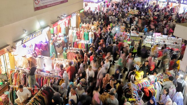 Suasana pengunjung saat berbelanja pakaian di Blok A Pasar Tanah Abang, Jakarta, Minggu (26/5). [Suara.com/Muhaimin A Untung]