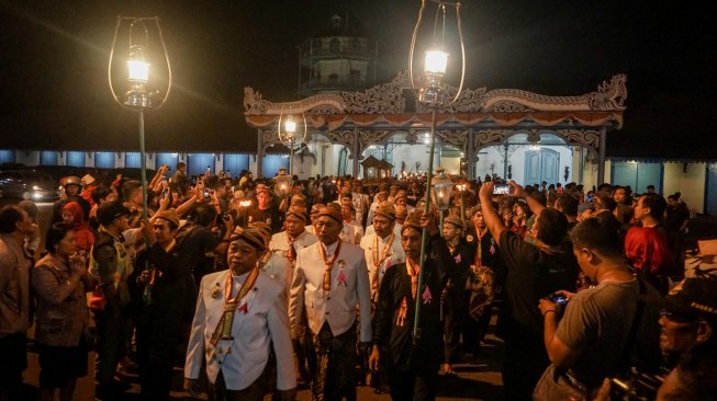 Abdi dalem dan kerabat Keraton Surakarta Hadiningrat mengikuti Kirab Malam Selikuran dari Keraton Kasunanan Surakarta Hadiningrat menuju Masjid Agung, Solo, Jawa Tengah, Sabtu (25/5). ANTARA FOTO/Mohammad Ayudha/