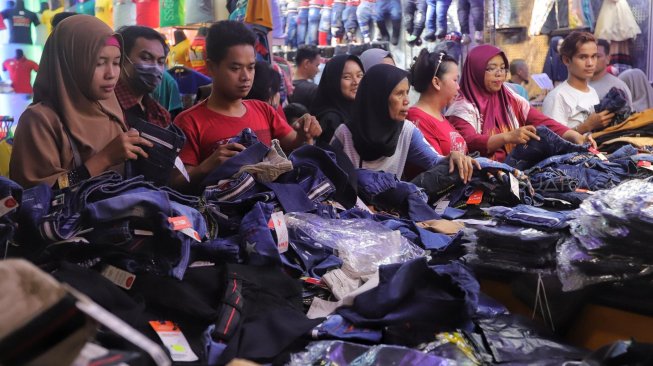 Pengunjung saat berbelanja pakaian di Blok A Pasar Tanah Abang, Jakarta, Minggu (26/5). [Suara.com/Muhaimin A Untung]