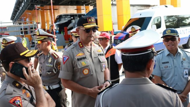 Kakorlantas Polri Irjen Refdi Andri memantau salah satu titik proyek di Tol Jakarta - Cikampek, Minggu (26/5/2019). [Suara.com/M Yacub Ardiansyah]