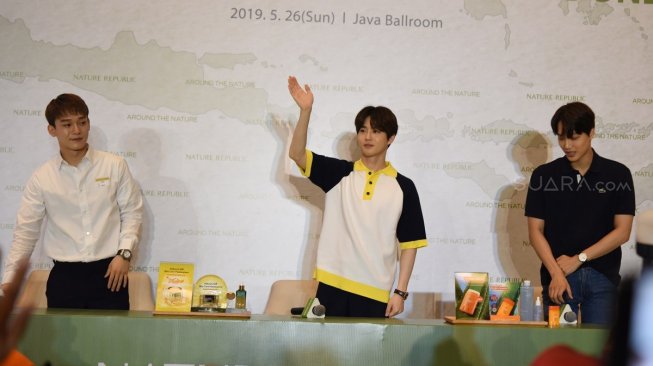 Tiga personel EXO, Kai, Suho, dan Chen di The Westin Jakarta, Minggu (26/5/2019). [Sumarni/Suara.com]