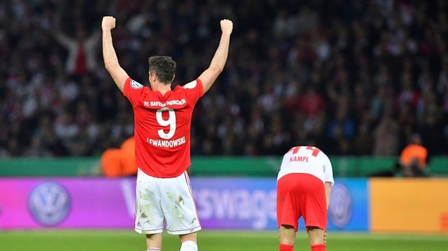 Striker Bayern Munich Robert Lewandowski (kanan) merayakan kemenangan timnya atas RB Leipzig di final Olympic Stadium. Tobias SCHWARZ / AFP