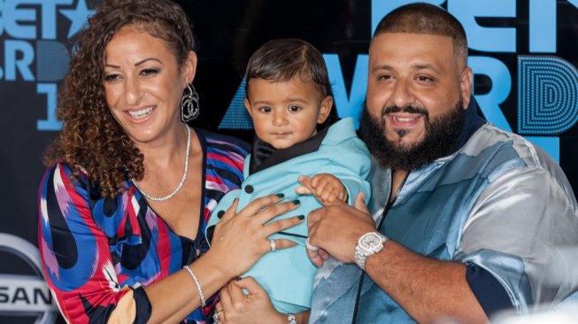 DJ Khaled, Nicole Tuck , dan putra mereka, Asahd Tuck Khaled saat menghadiri BET Awards di Microsoft Theater, 2017 di Los Angeles, California [Shutterstock].