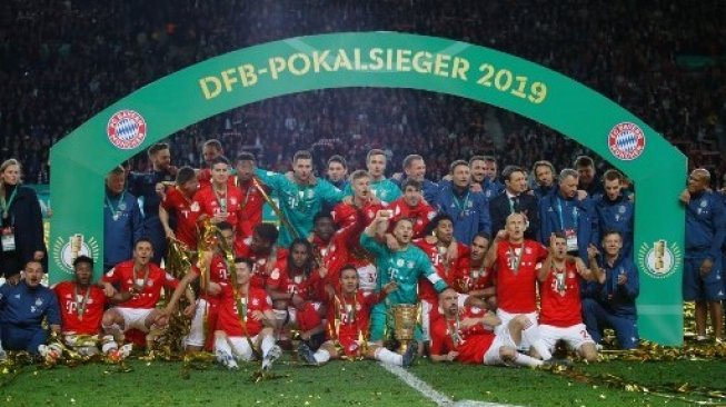 Para pemain Bayern Munich merayakan sukses mereka menjuarai Piala Jerman (DFB Pokal) setelah di final mengalahkan RB Leipzig. Odd ANDERSEN / AFP