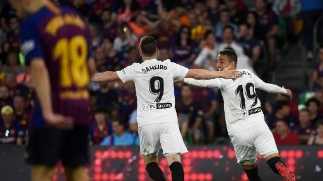 Penyerang Valencia Rodrigo Moreno (kanan) merayakan golnya ke gawang Barcelona dengan Kevin Gameiro saat final Copa del Rey di Benito Villamarin stadium. JOSE JORDAN / AFP