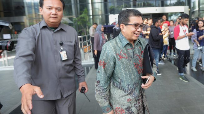 Mantan Deputi Gubernur Bank Indonesia Muliaman D Hadad usai menjalani pemeriksaan di Gedung KPK, Jakarta, Senin (27/5). [Suara.com/Muhaimin A Untung]