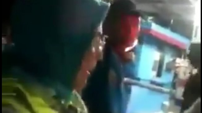 Viral Ibu Berjilbab Nangis Ngaku PMI, HPnya Dibanting di Kerusuhan 22 Mei