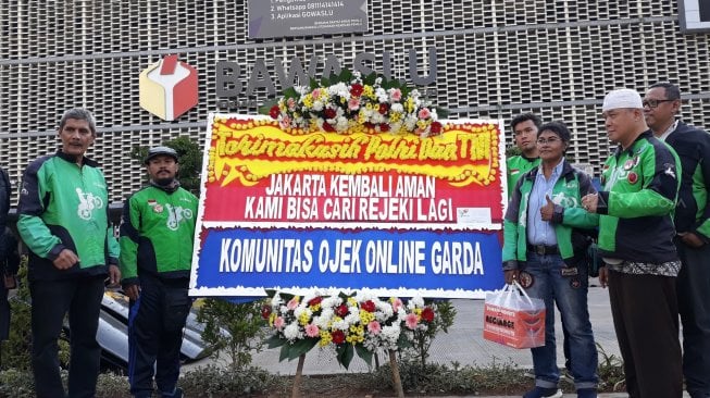 Ojek online mengirimkan karangan bunga di depan Gedung Bawaslu. (Suara.com/Novian)