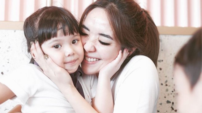 ]Gisella Anastasia alis Gisel bersama putrinya, Gempitar Nora Marten alias Gempi. [Instagram]