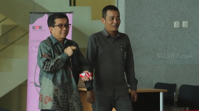 Mantan Deputi Gubernur Bank Indonesia Muliaman D Hadad usai menjalani pemeriksaan di Gedung KPK, Jakarta, Senin (27/5). [Suara.com/Muhaimin A Untung]