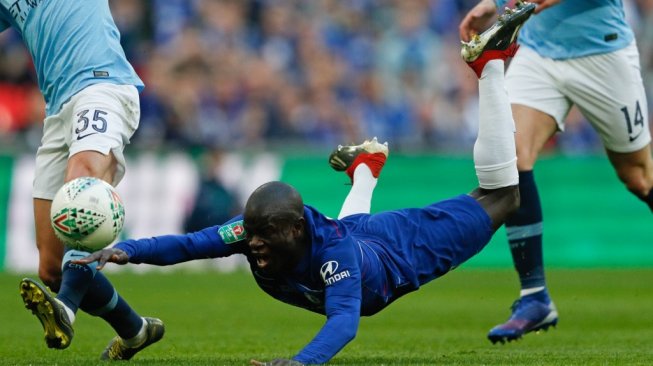 Gelandang Chelsea, N'Golo Kante (bawah). [Adrian DENNIS / AFP]