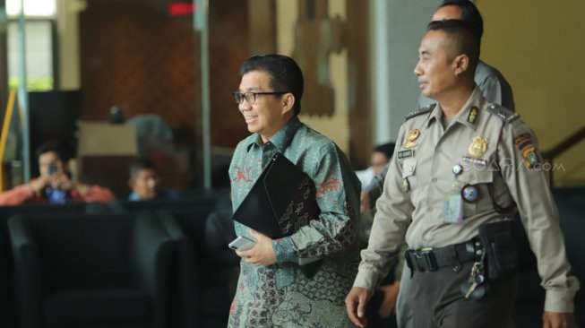 Mantan Deputi Gubernur Bank Indonesia Muliaman D Hadad usai menjalani pemeriksaan di Gedung KPK, Jakarta, Senin (27/5). [Suara.com/Muhaimin A Untung]