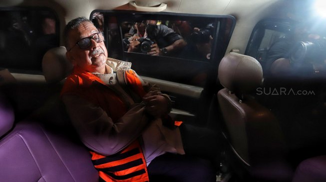 Dirut nonaktif PT PLN Sofyan duduk di mobil tahanan usai menjalani pemeriksaan di Gedung KPK, Jakarta, Senin (27/5). [Suara.com/Muhaimin A Untung]