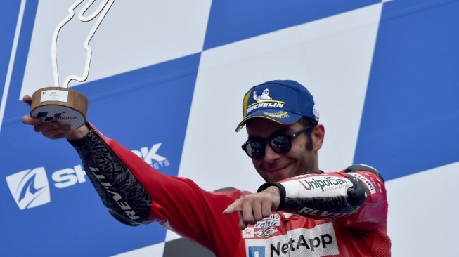 Pebalap Ducati, Danilo Petrucci, merayakan keberhasilannya naik podium setelah finis ketiga pada balapan MotoGP Prancis di Sirkuit Le Mans, Minggu (19/5/2019). [AFP/Jean-Francois Monier]