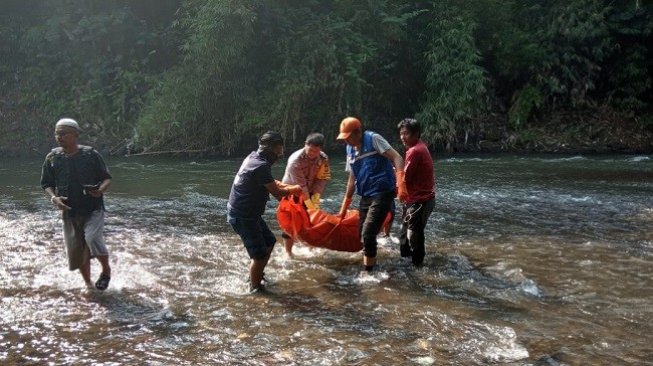 Evakuasi jasad perempuan mengambang di Kali Ciliwung Depok. (Suara.com/Supriyadi)