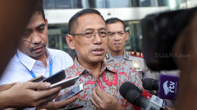 Plt Direktur Utama PT PLN Muhammad Ali berjalan keluar usai menjalani pemeriksaan di Gedung KPK, Jakarta, Senin (27/5). [Suara.com/Muhaimin A Untung]