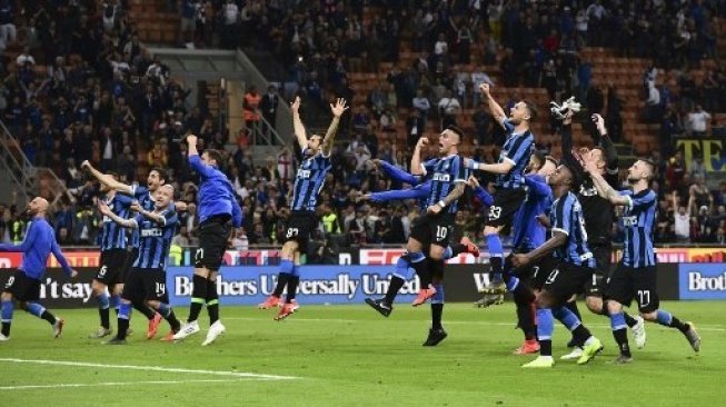 Para pemain Inter Milan merayakan kemenangan atas Empoli di pekan terakhir Liga Italia di Giuseppe Meazza. Miguel MEDINA / AFP