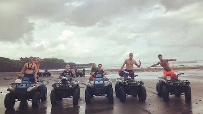 Main ATV, bersama driver Monako Charles Leclerc dan gang of friends  [Instagram: gg_giadagianni].