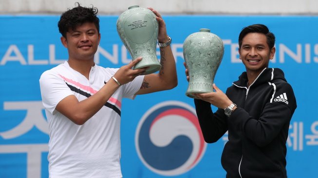 Petenis Indonesia, Christopher Rungkat (kanan), dan pasangannya Hsieh Cheng-Peng (China Taipei) akan tampil di babak utama grand slam French Open 2019. [Dok. Istimewa]