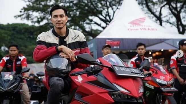 Naik CBR250RR, Gantengnya Darius Sinathrya Bikin Warganet Susah Berpaling