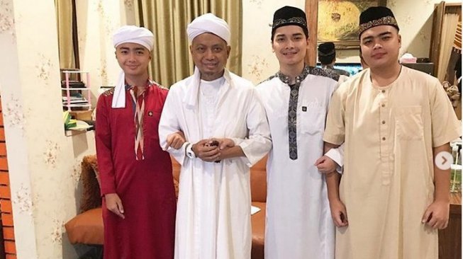 Jubah Ustaz Arifin Ilham Dibagi-Bagikan ke Anak-anaknya